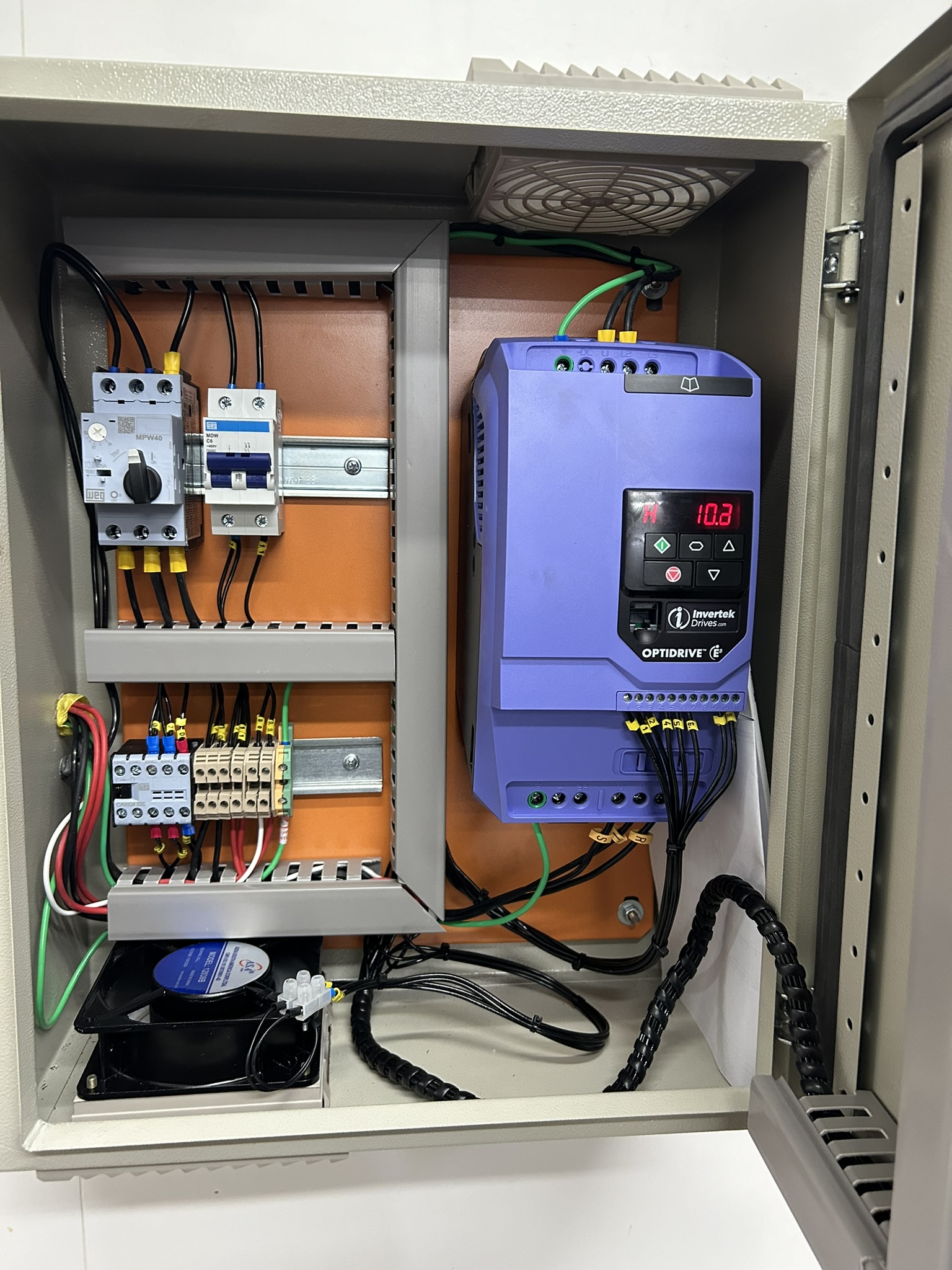 Painel com inversor de frequência