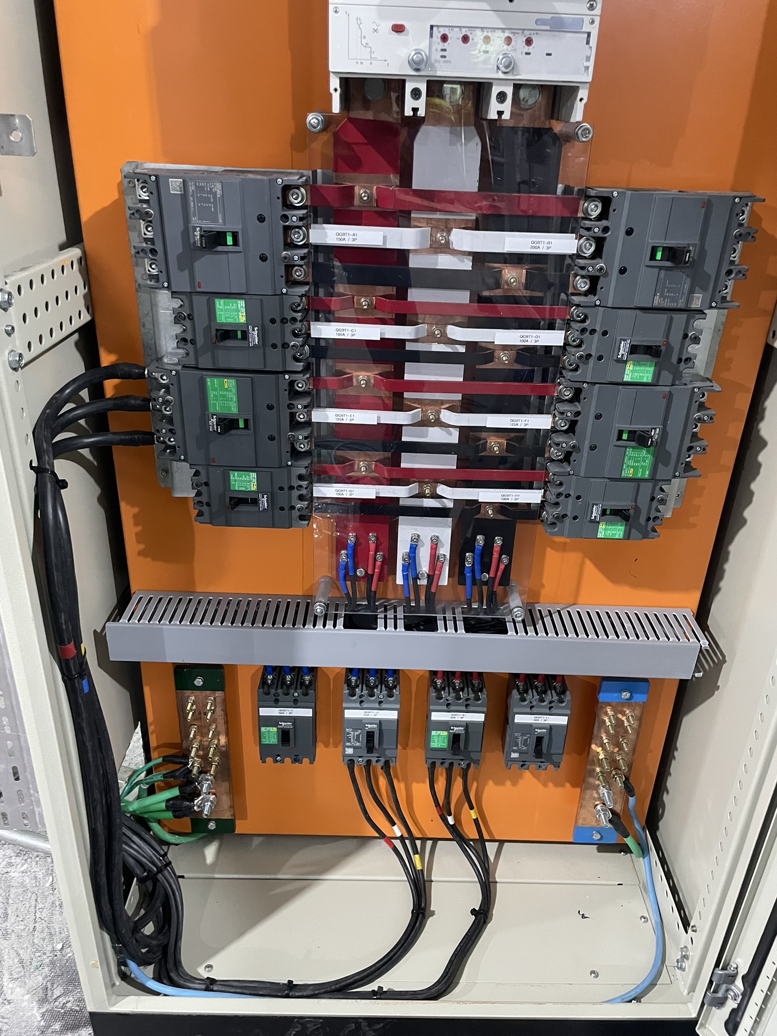 Quadro industrial com disjuntores caixa moldada