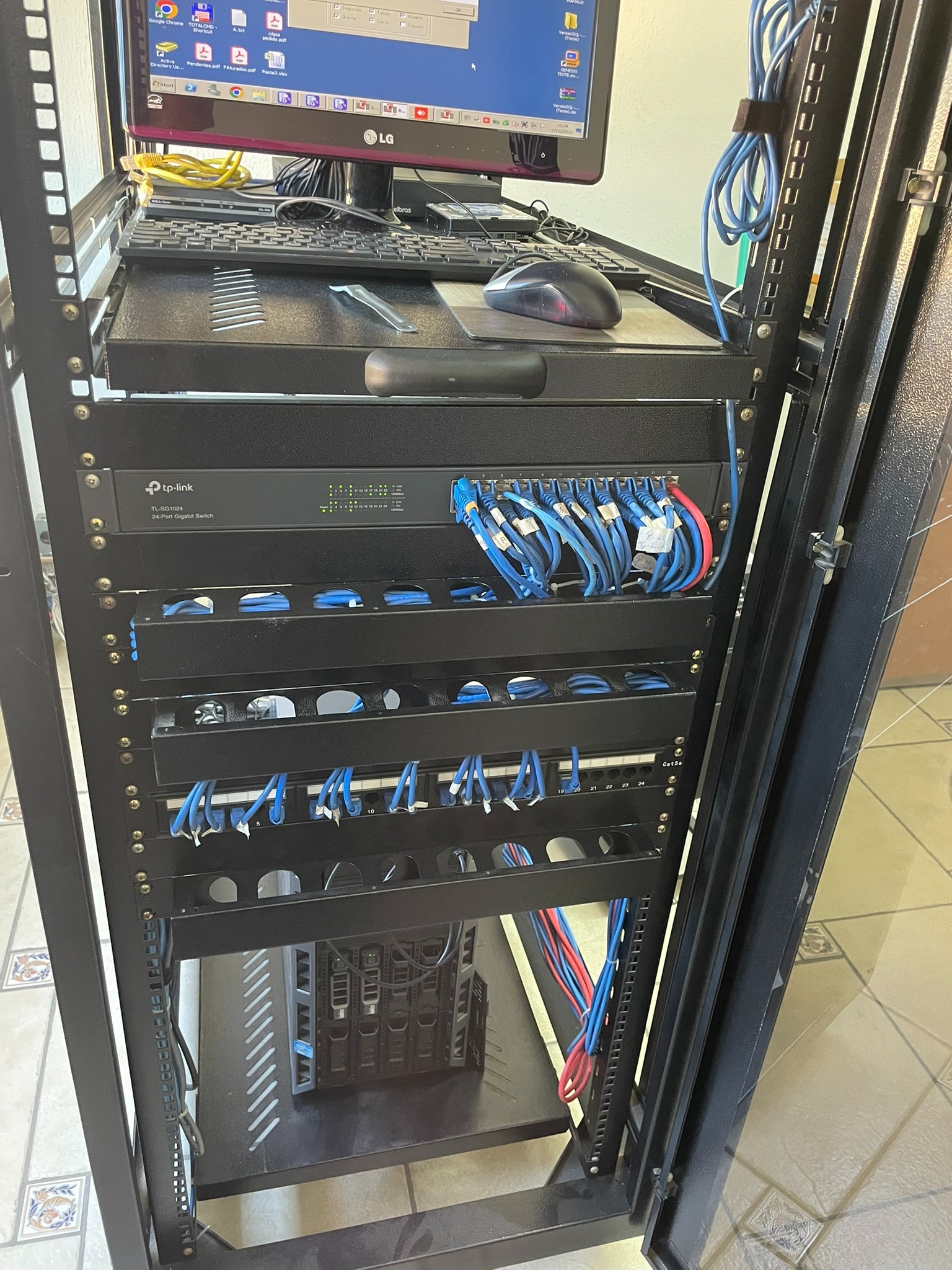 Organização de rack e cabeamento de dados